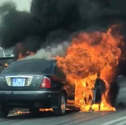 Ô tô biển xanh bốc cháy dữ dội ở đường vành đai 3 trên cao